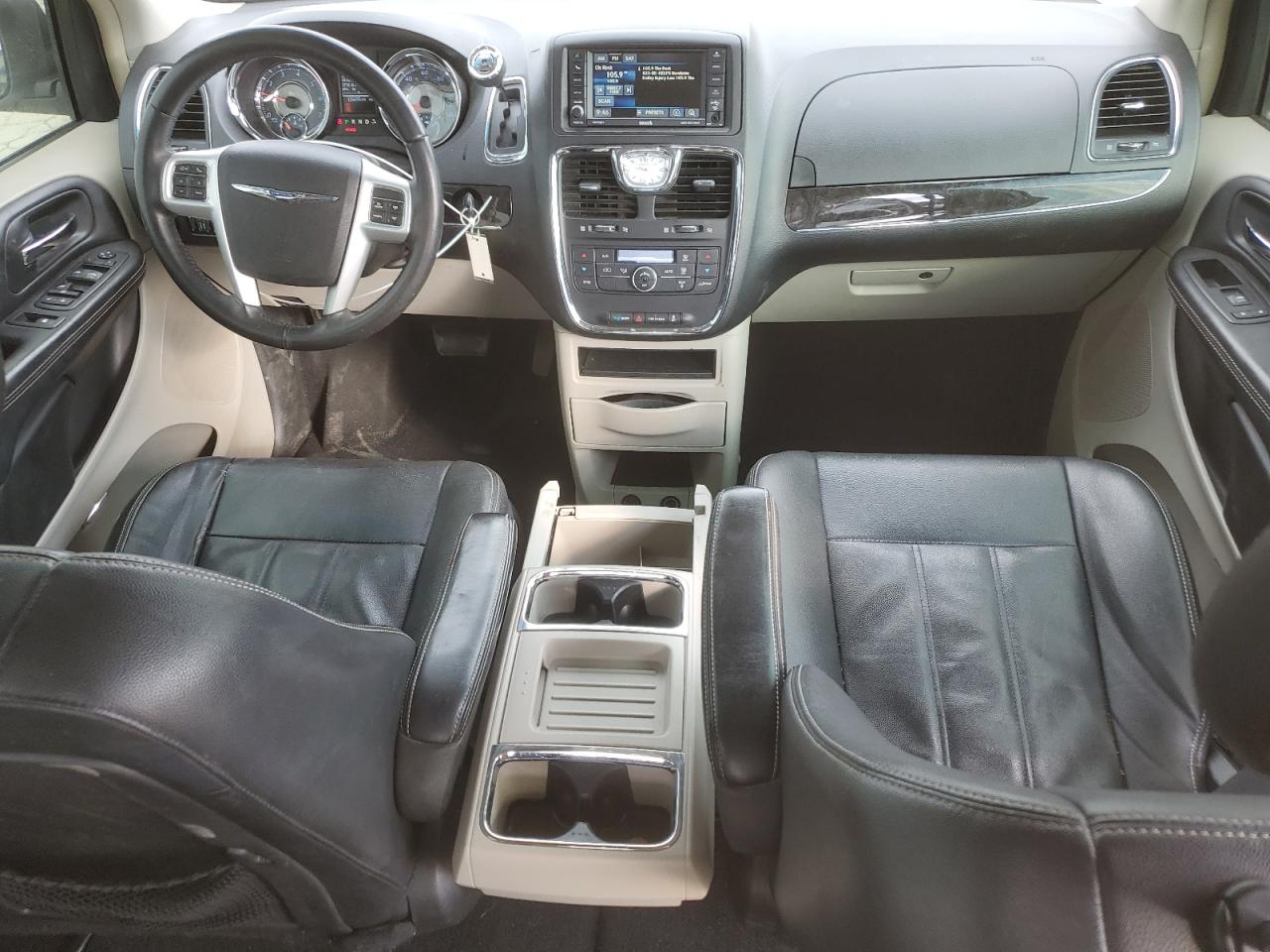 2016 Chrysler Town & Country - Image 8