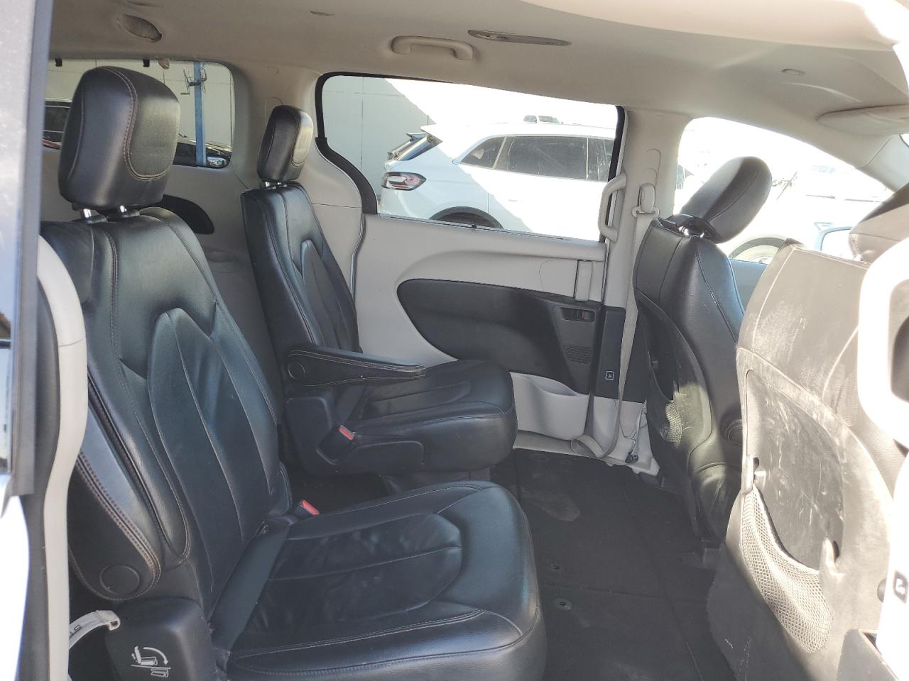 2017 Chrysler Pacifica - Image 11