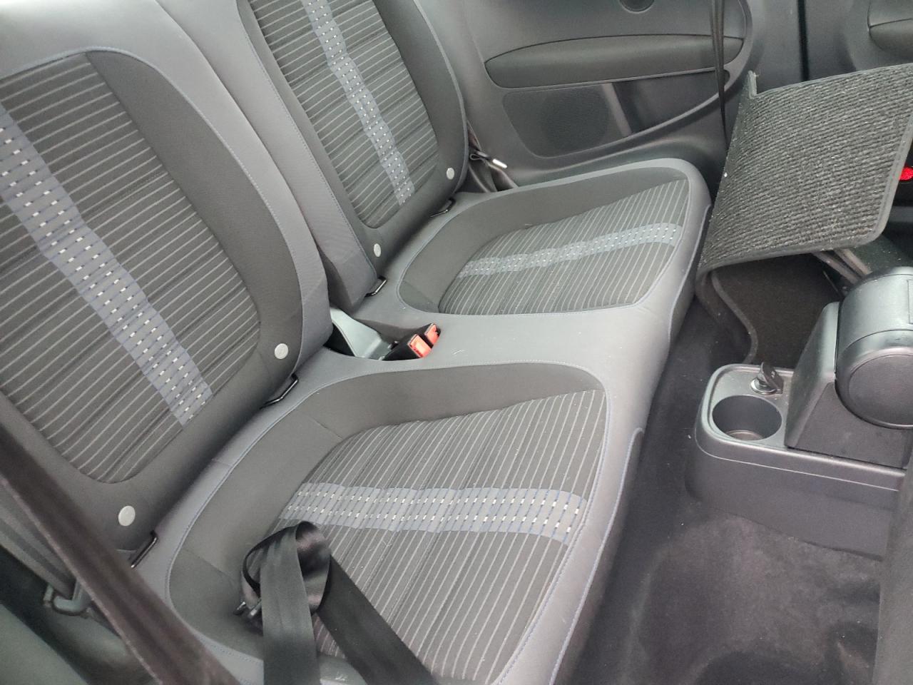 2012 Volkswagen Beetle - Image 11