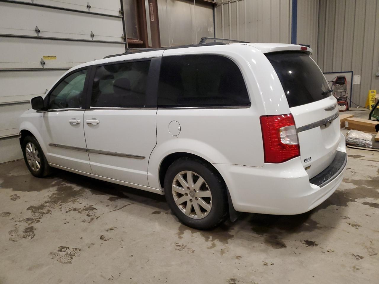 2016 Chrysler Town & Country - Image 2