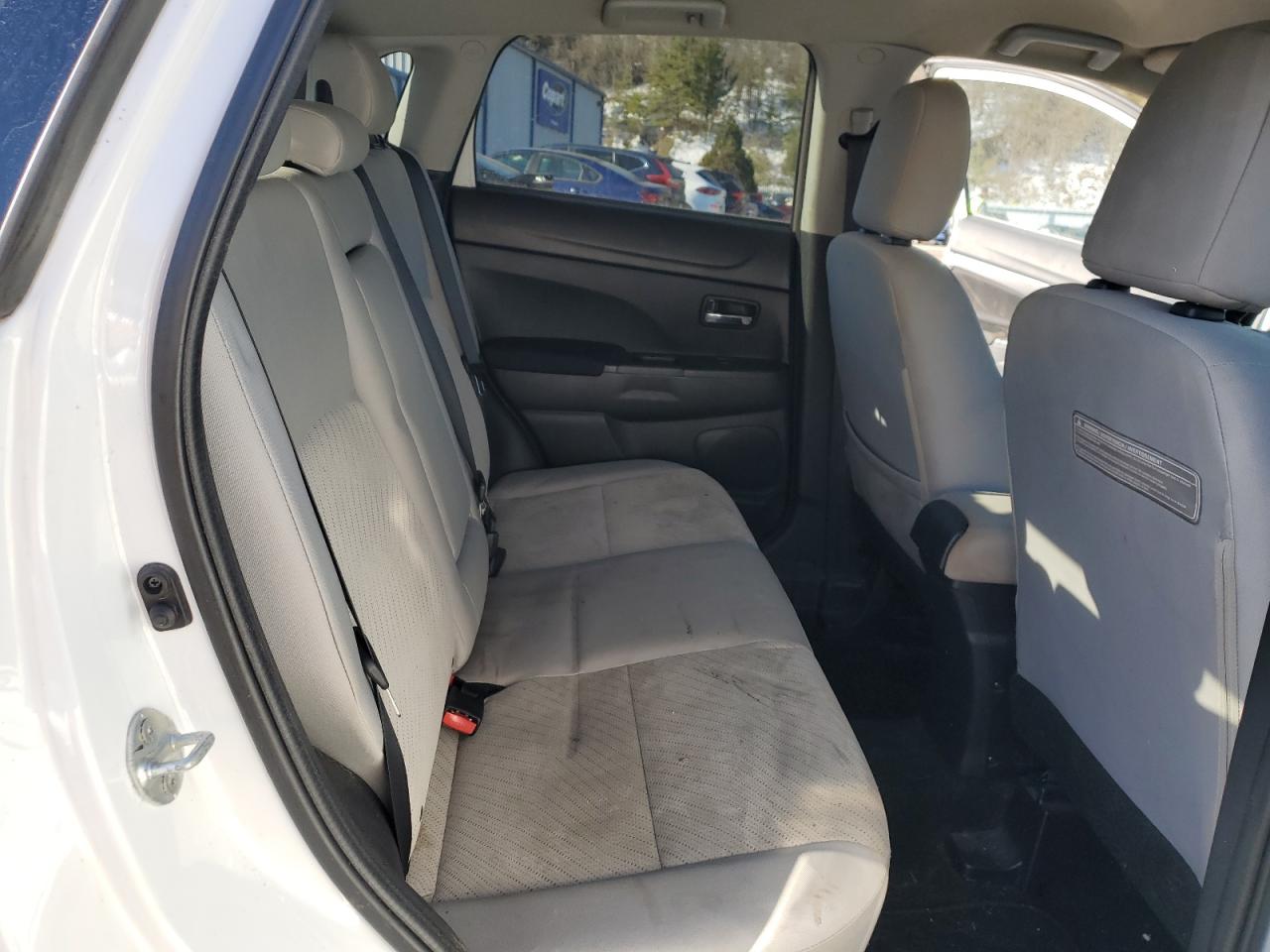 2015 Mitsubishi Outlander - Image 11