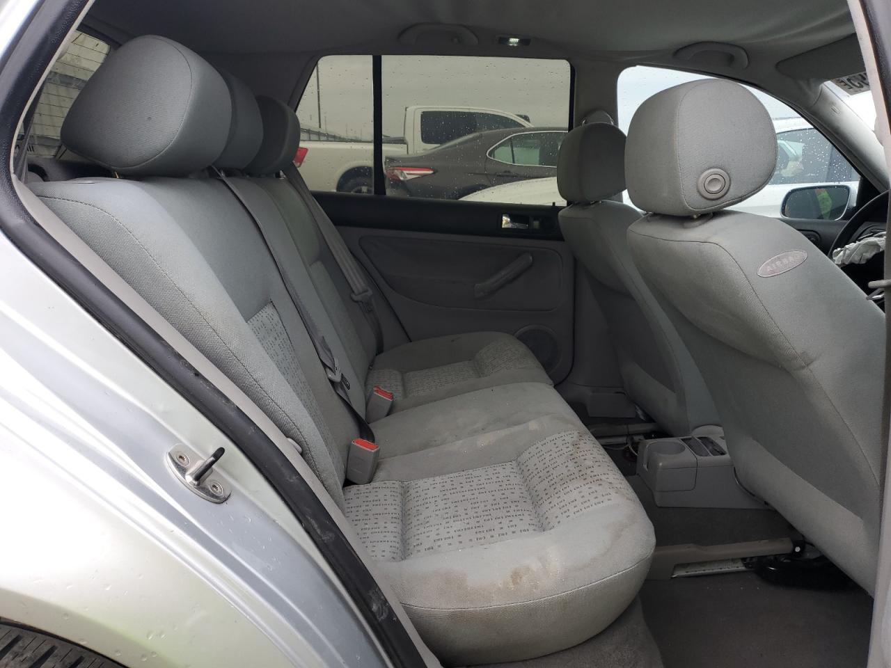 2005 Volkswagen Golf - Image 10