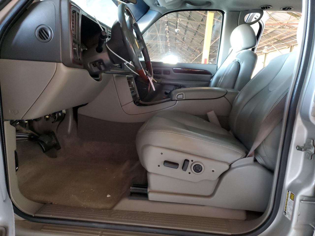 2005 Cadillac Escalade - Image 7