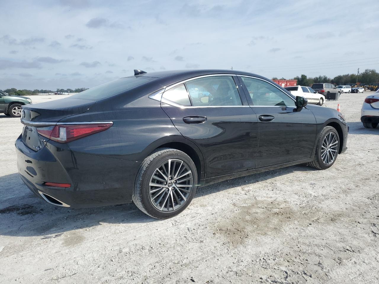 2023 Lexus ES - Image 3
