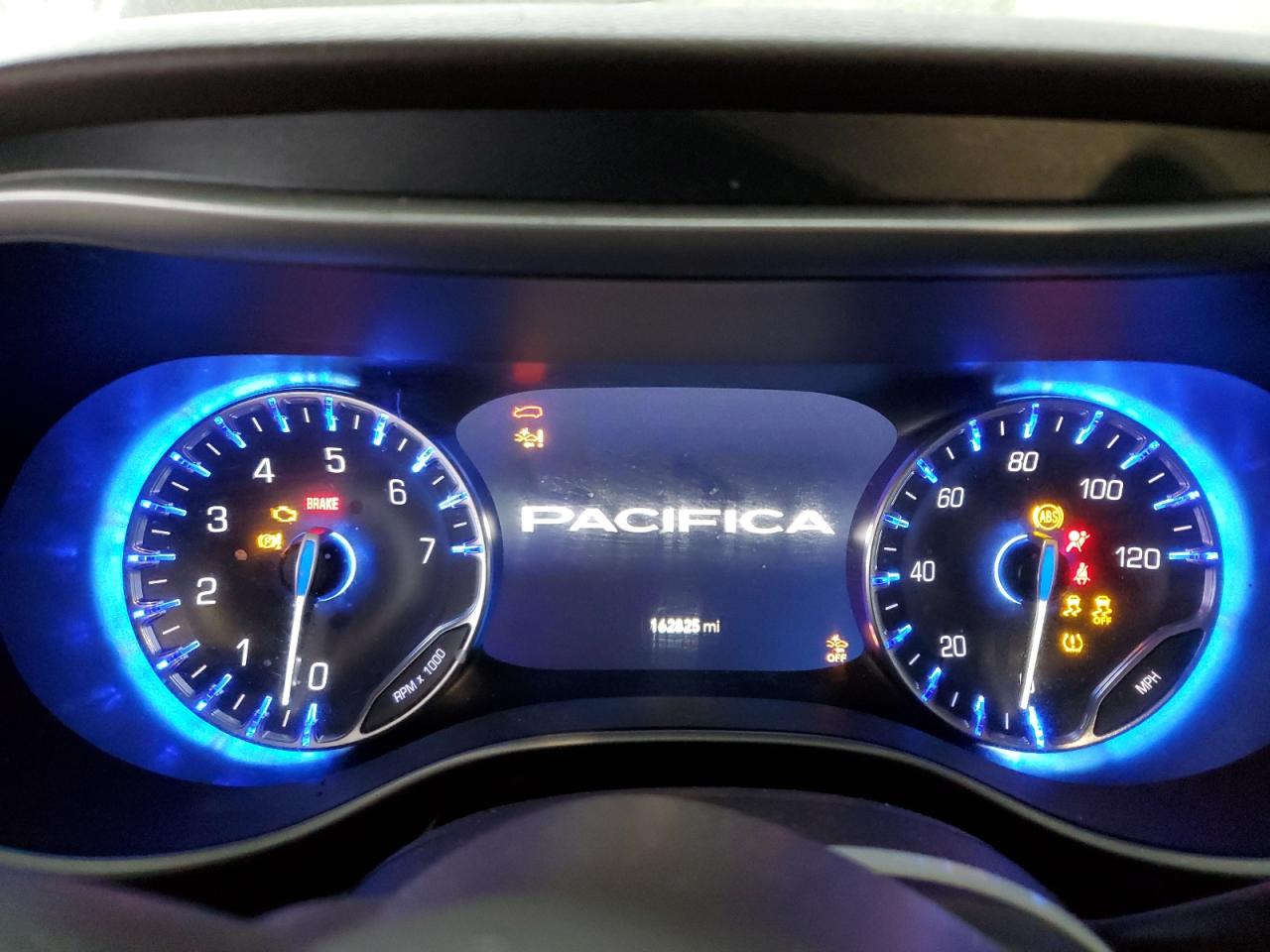 2020 Chrysler Pacifica - Image 9