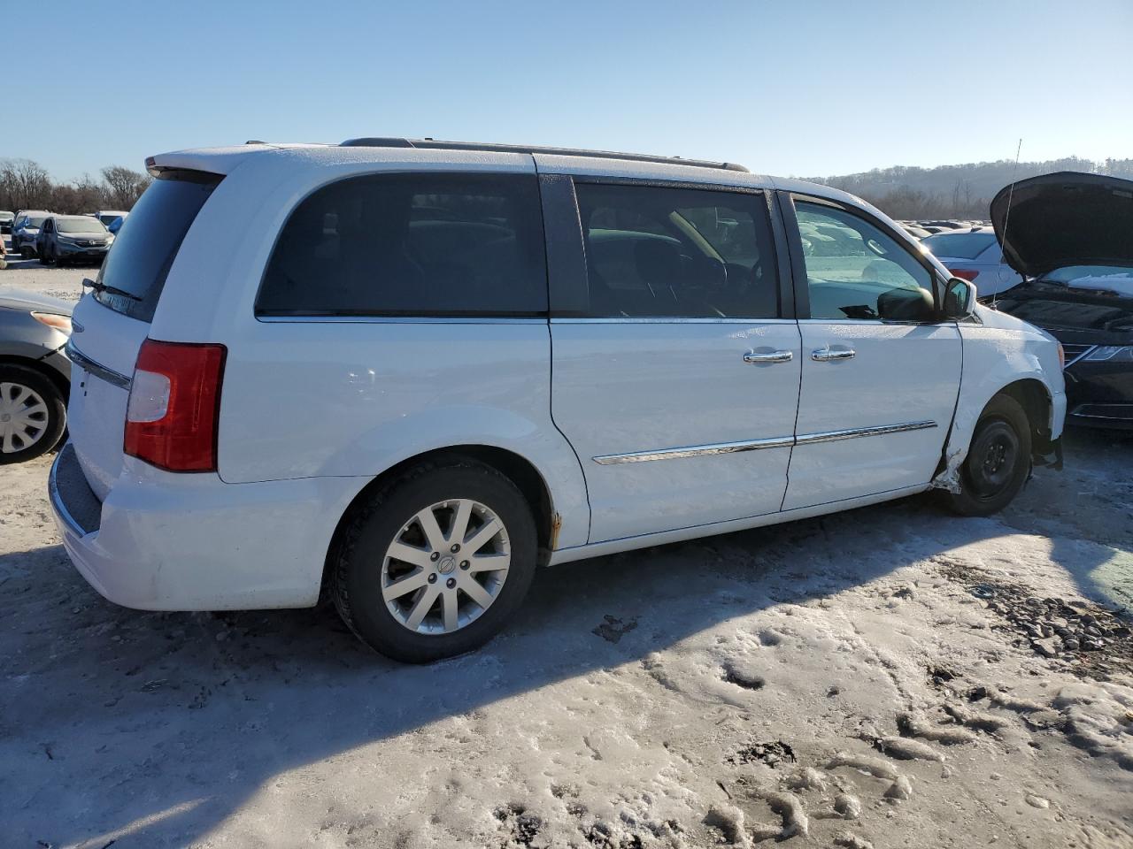 2015 Chrysler Town & Country - Image 3