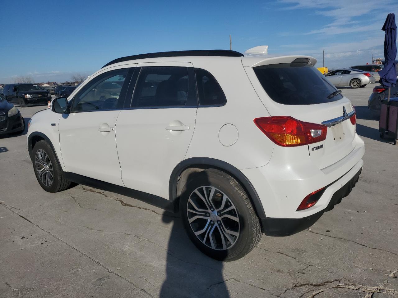 2018 Mitsubishi Outlander - Image 2
