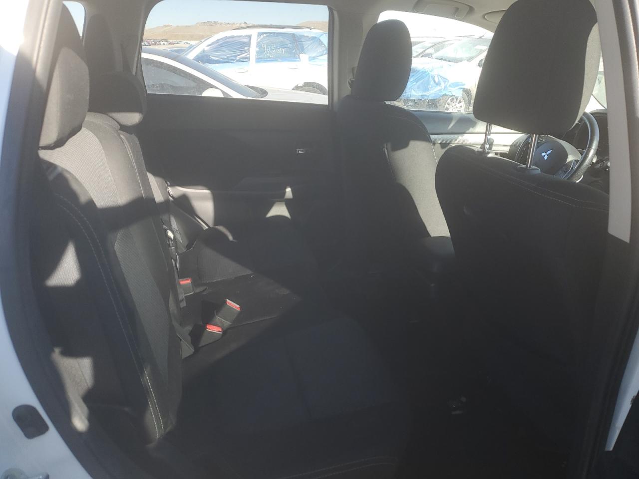 2016 Mitsubishi Outlander - Image 11
