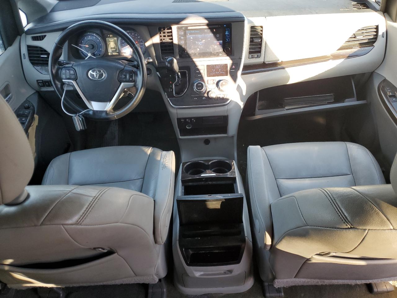 2015 Toyota Sienna - Image 8