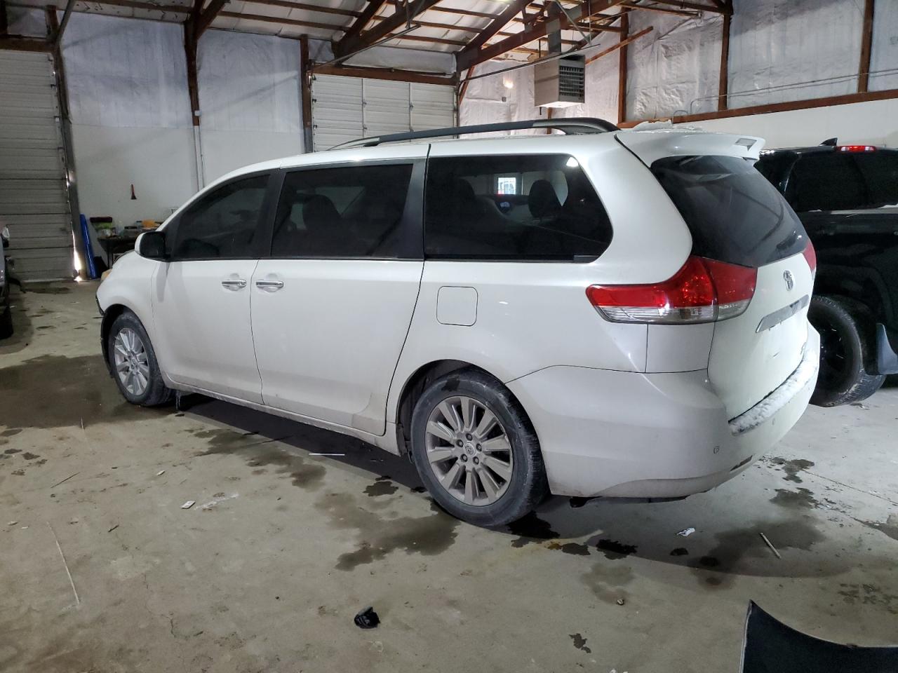 2011 Toyota Sienna - Image 2