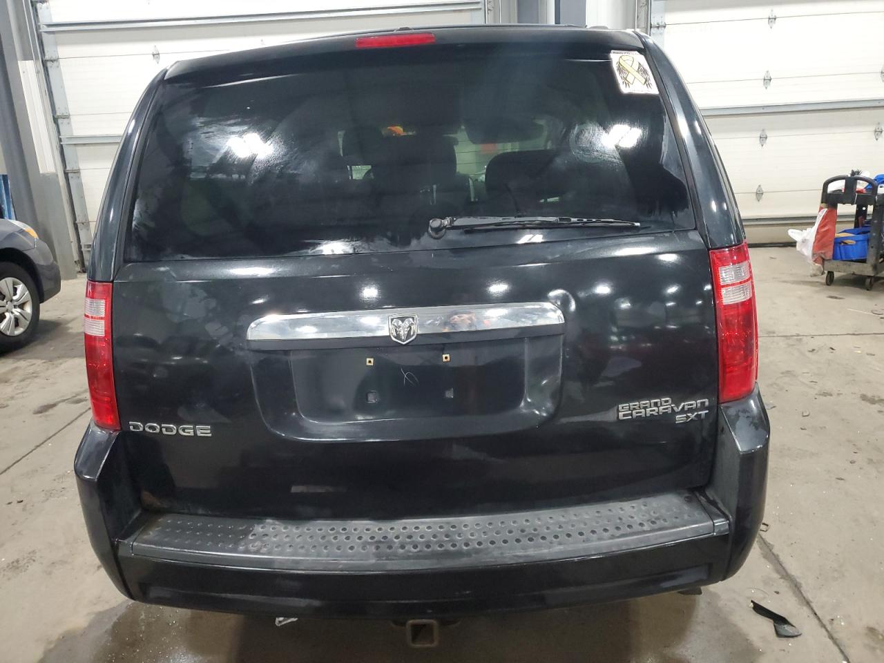 2010 Dodge Caravan - Image 6