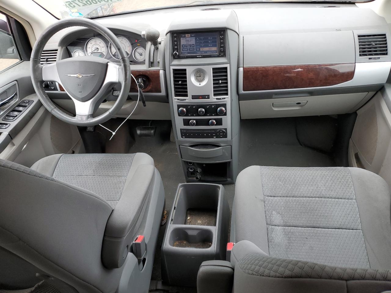 2009 Chrysler Town & Country - Image 8