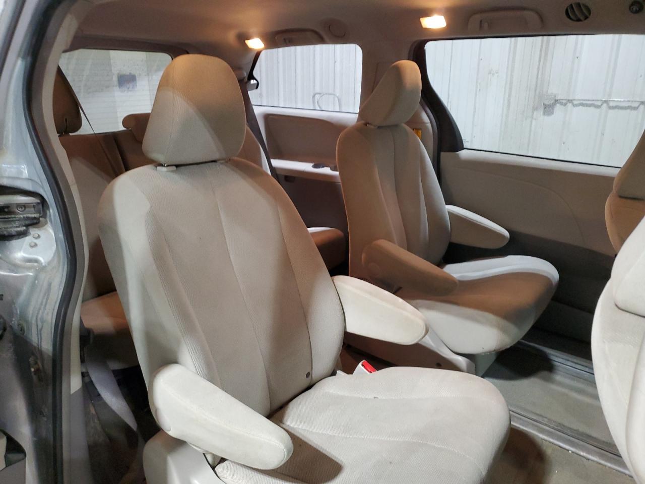 2012 Toyota Sienna - Image 12