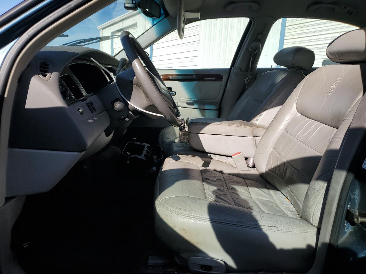 2001 Lincoln Town Car Executive VIN: 1LNHM81W01Y648008 Lot: 86470655