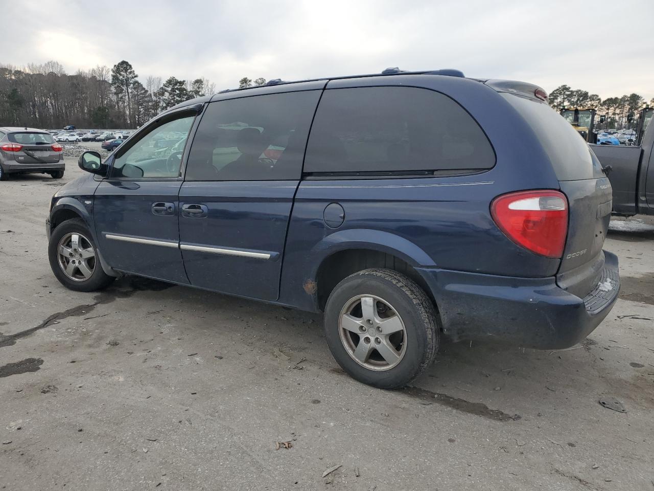 2004 Dodge Caravan - Image 2