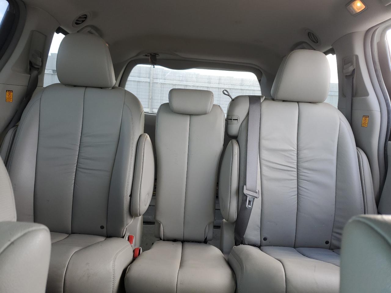 2011 Toyota Sienna - Image 10