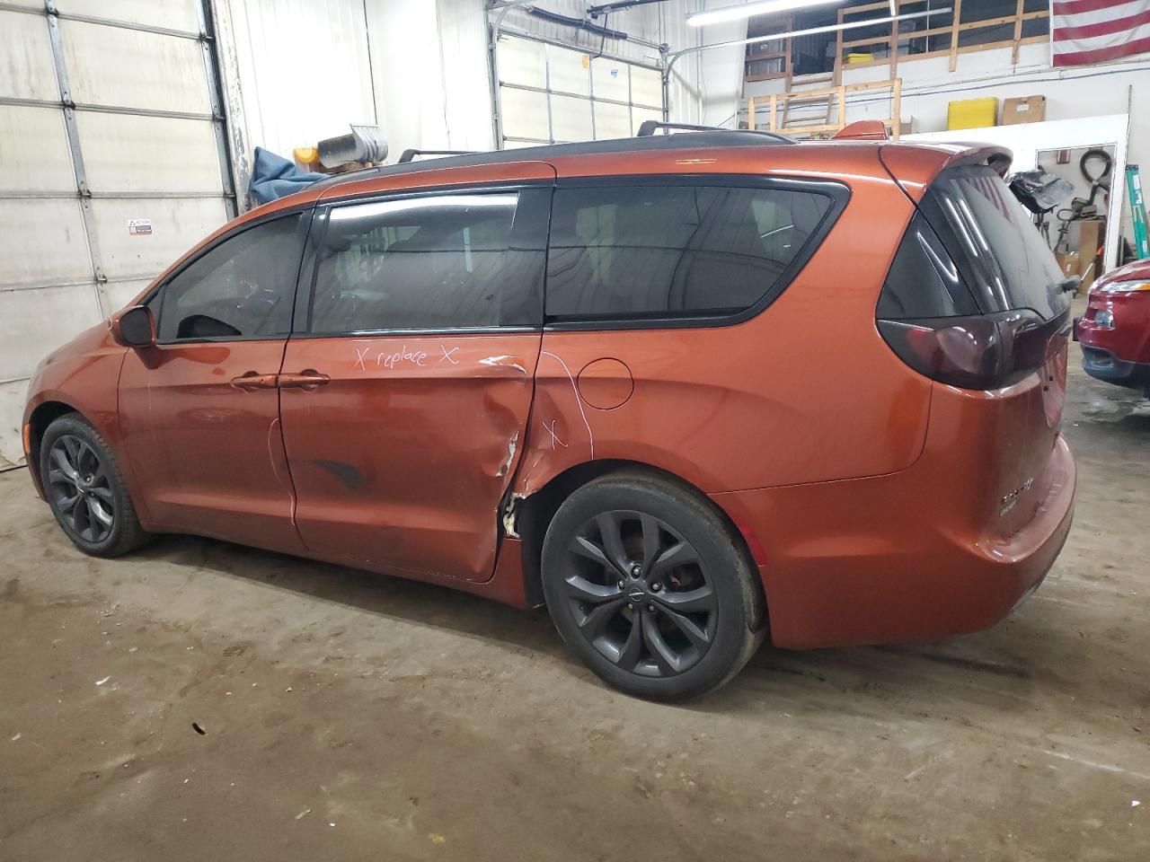 2018 Chrysler Pacifica - Image 2