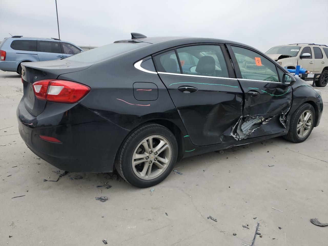 2018 Chevrolet Cruze - Image 3