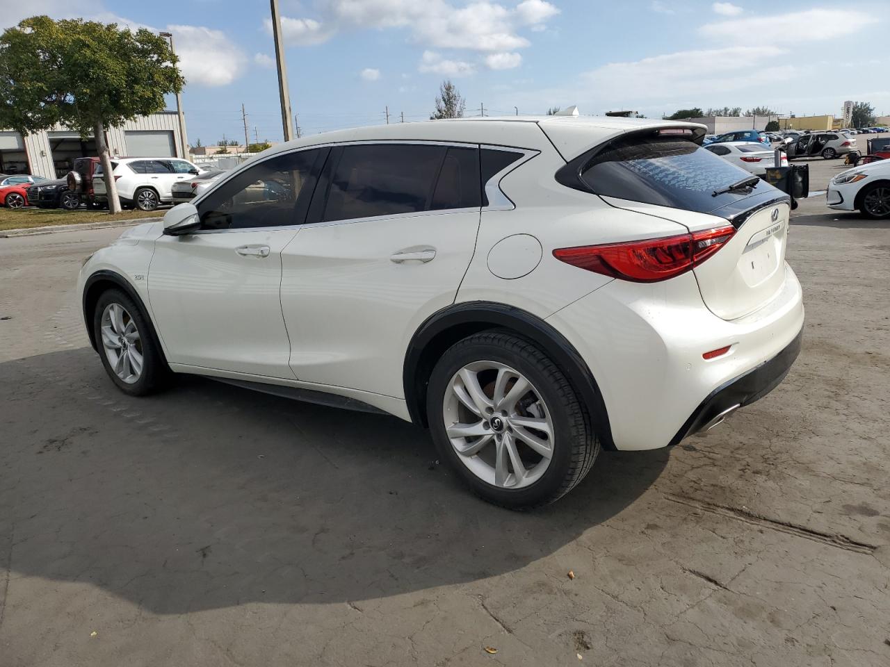 VIN SJKCH5CP9HA038941 2017 INFINITI QX30 no.2