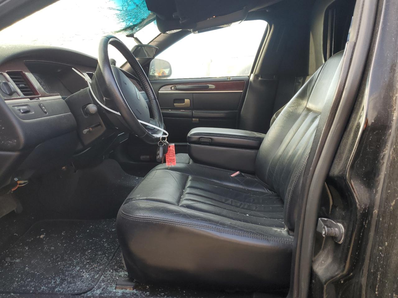 2005 Lincoln Town Car - Image 7