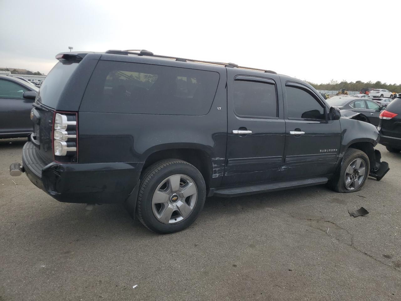 VIN 1GNSKJE79ER102275 2014 CHEVROLET SUBURBAN no.3