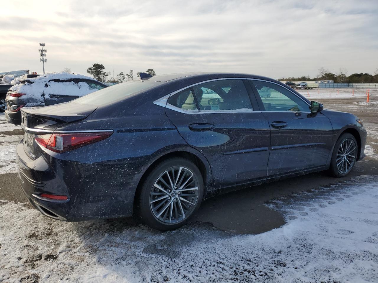 2023 Lexus ES - Image 3
