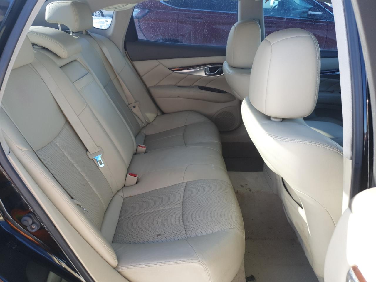 2011 Infiniti M - Image 10