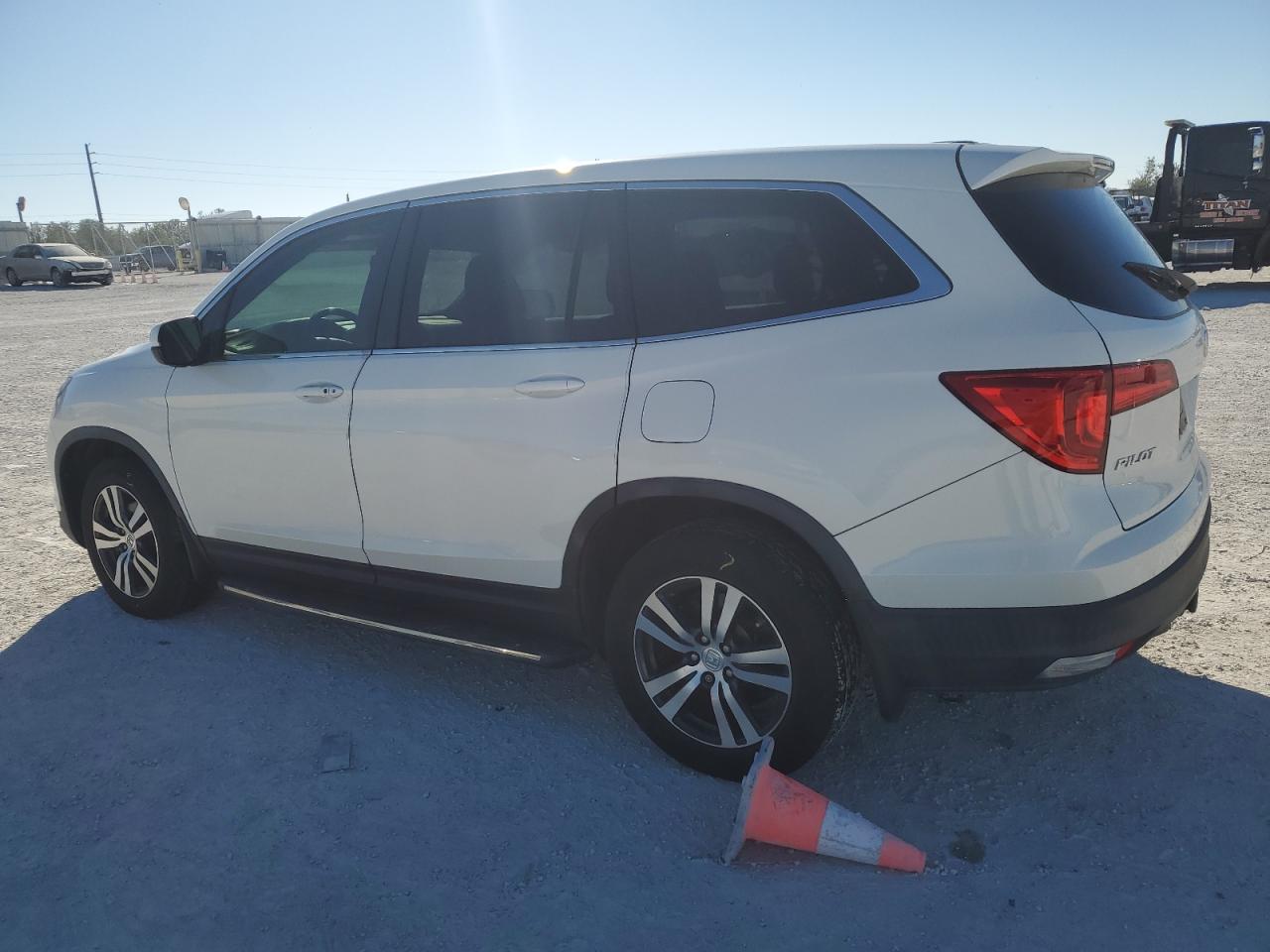 5FNYF5H76HB046512 2017 HONDA PILOT - Image 2