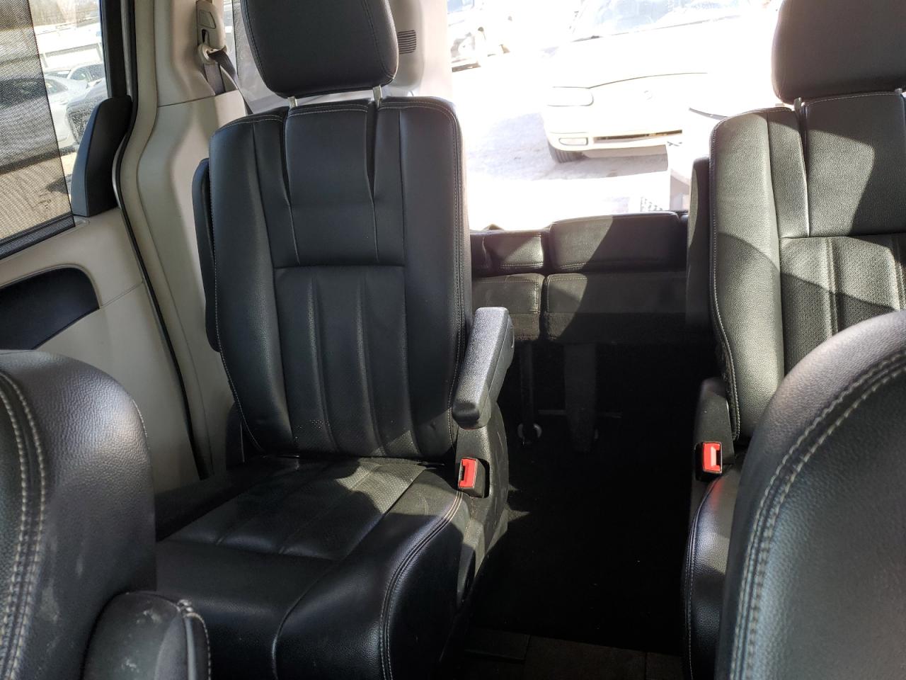 2014 Chrysler Town & Country - Image 10