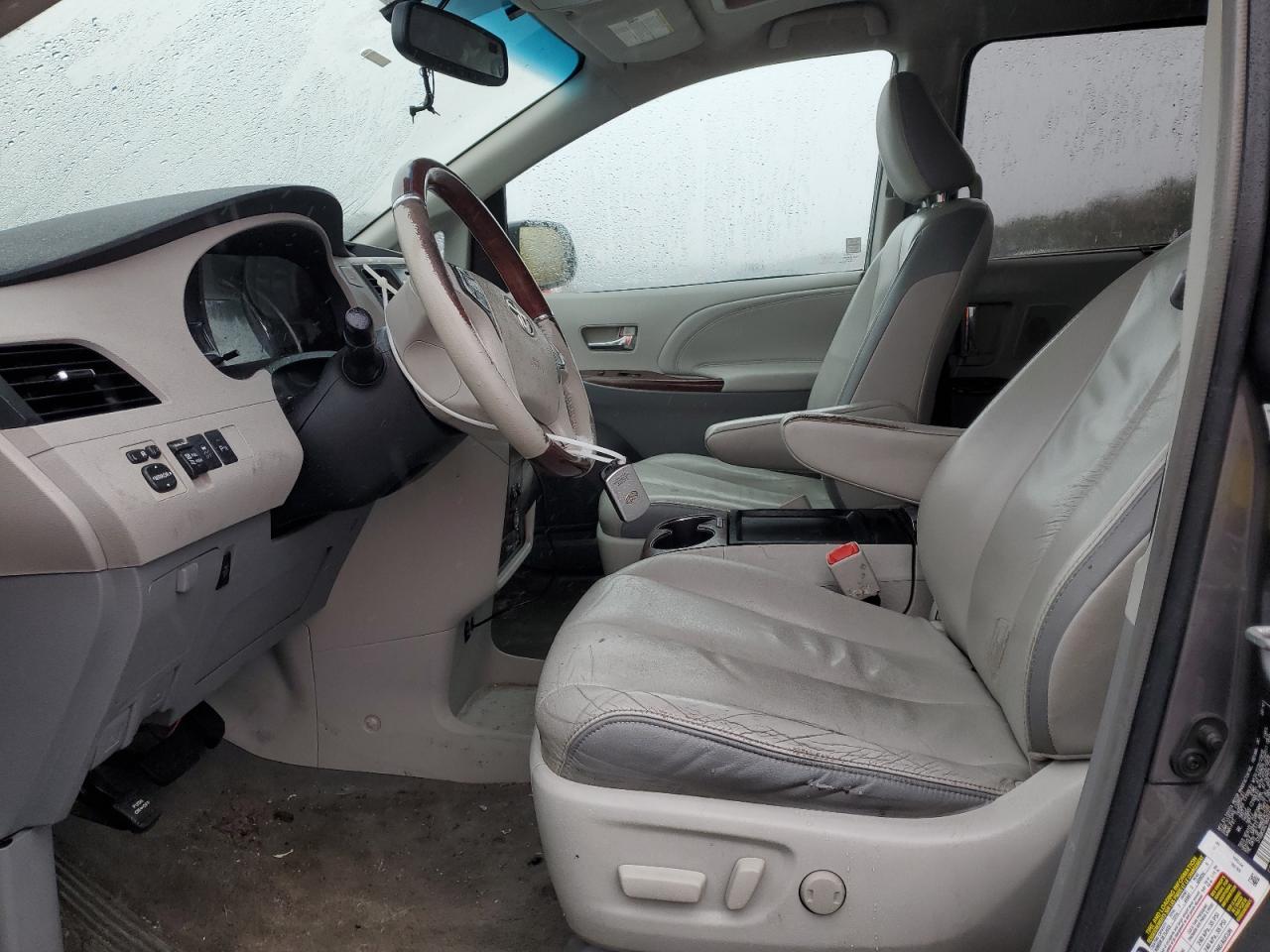 2011 Toyota Sienna - Image 7