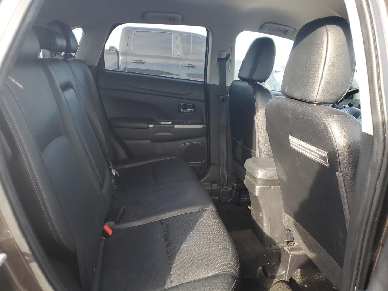 2018 Mitsubishi Outlander - Image 11
