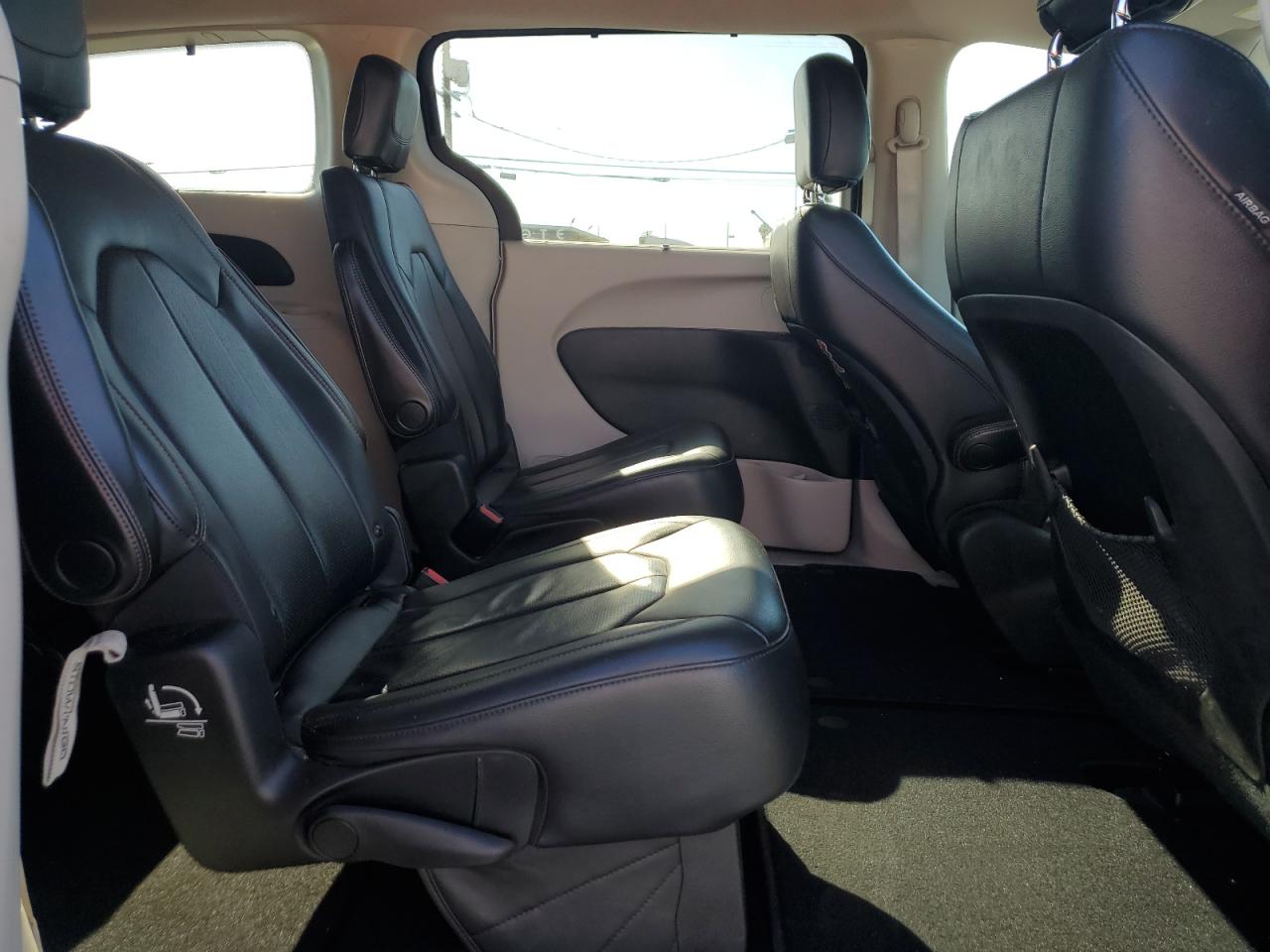 2018 Chrysler Pacifica - Image 11