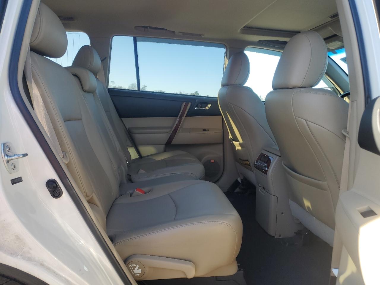 2013 Toyota Highlander - Image 11