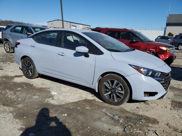  NISSAN VERSA 2024 Srebrny