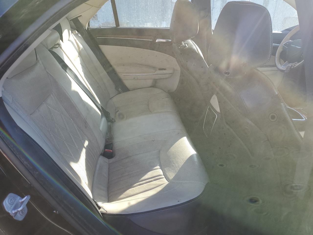 2015 Chrysler 300 - Image 11