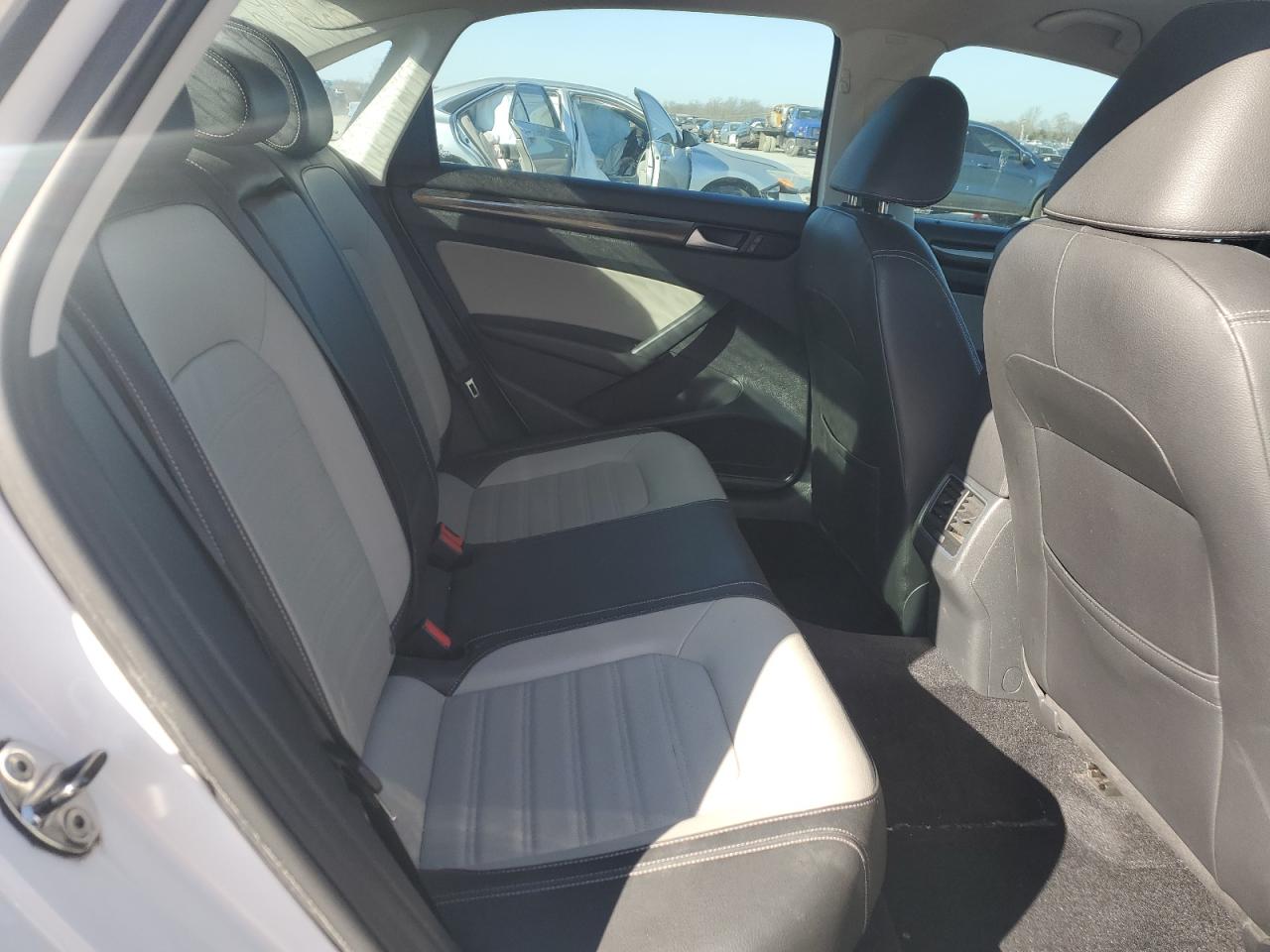 2014 Volkswagen Passat - Image 10