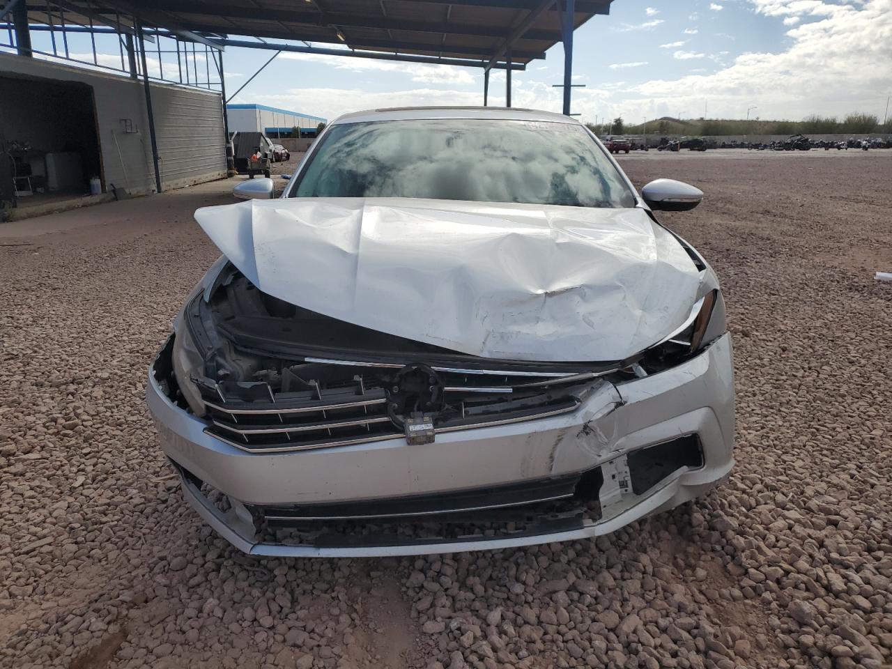 2017 Volkswagen Passat - Image 5