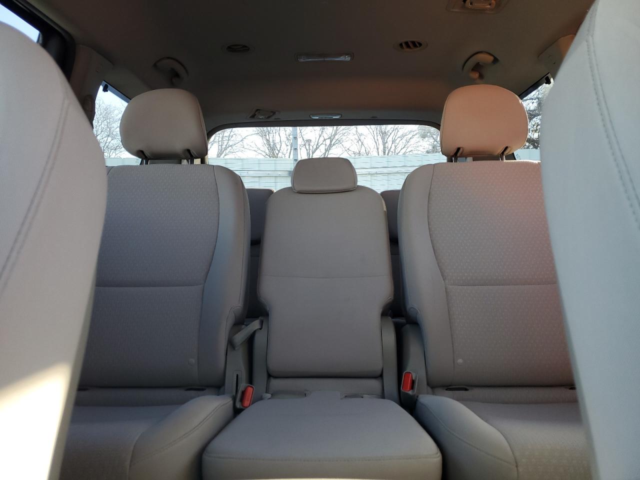 2016 Kia Sedona - Image 10