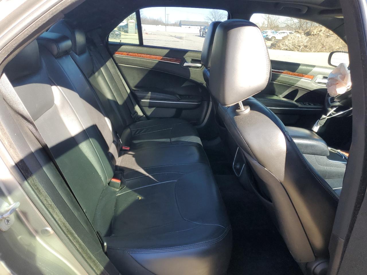 2014 Chrysler 300 - Image 11