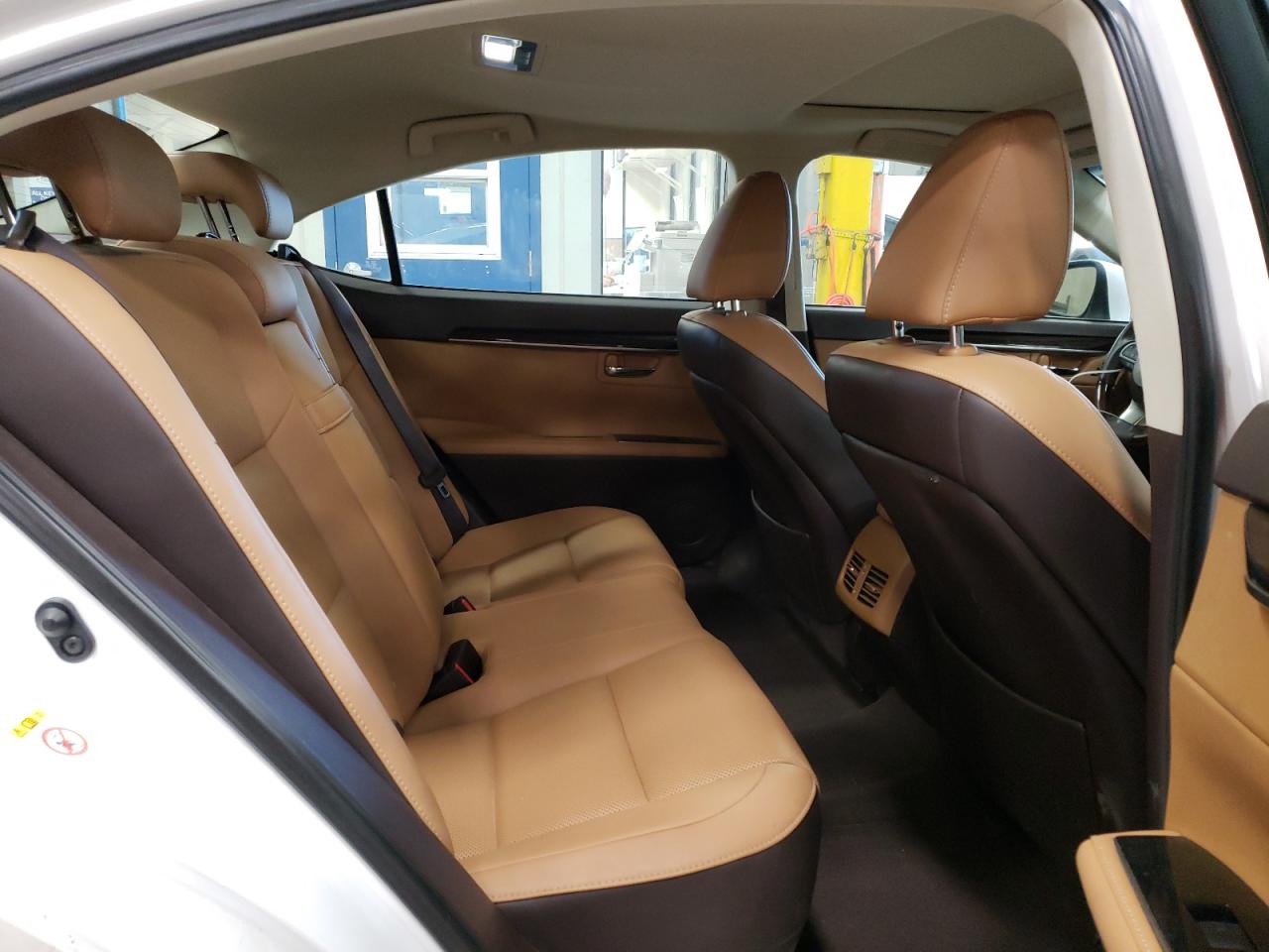 2016 Lexus ES - Image 10