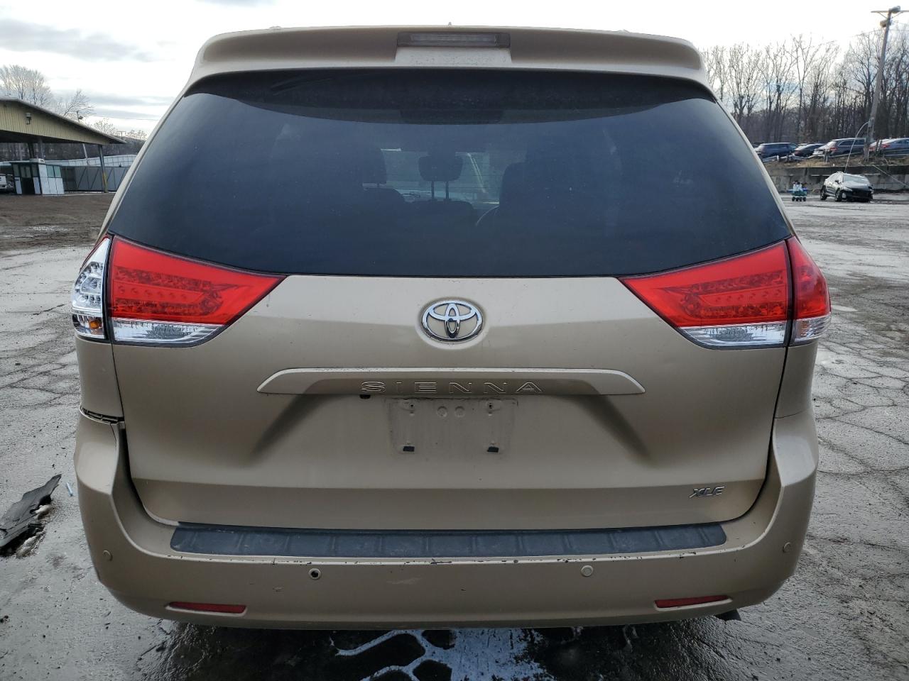 2011 Toyota Sienna - Image 6