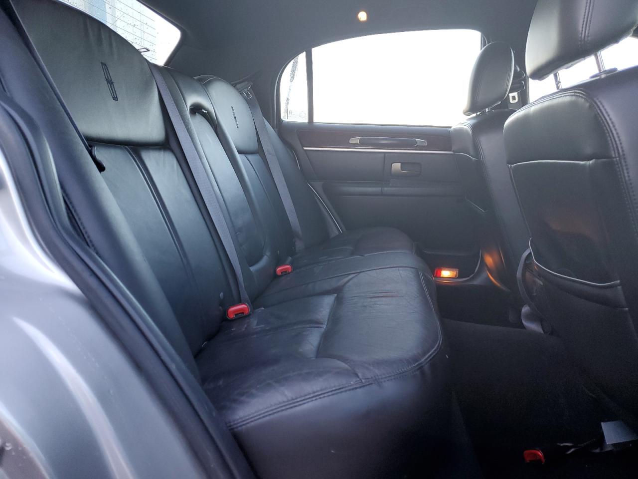 2009 Lincoln Town Car - Image 10
