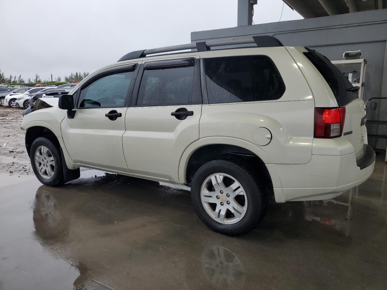 2008 Mitsubishi Endeavor - Image 2