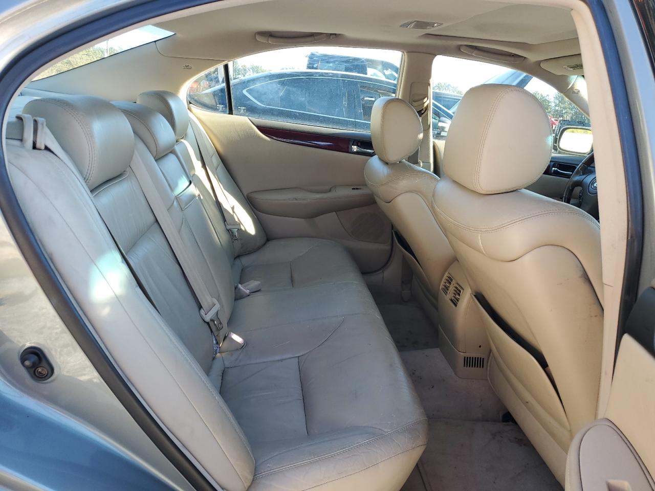 2004 Lexus ES - Image 10