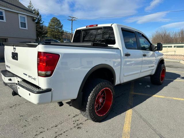 Pickups NISSAN TITAN 2015 Biały