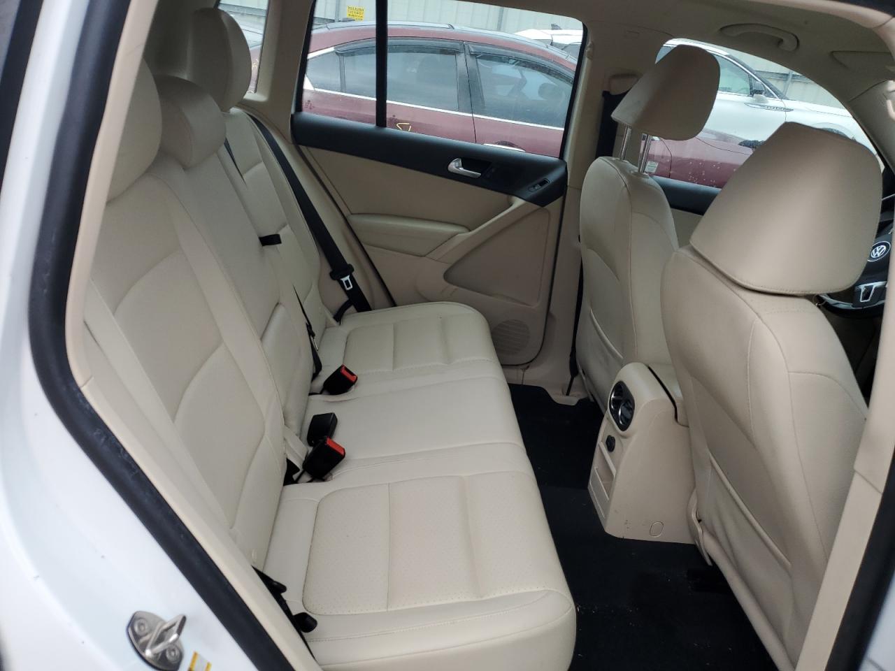 2017 Volkswagen Tiguan - Image 11