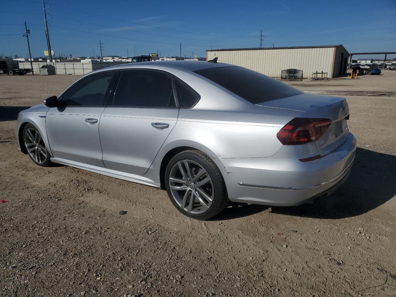2018 Volkswagen Passat - Image 2