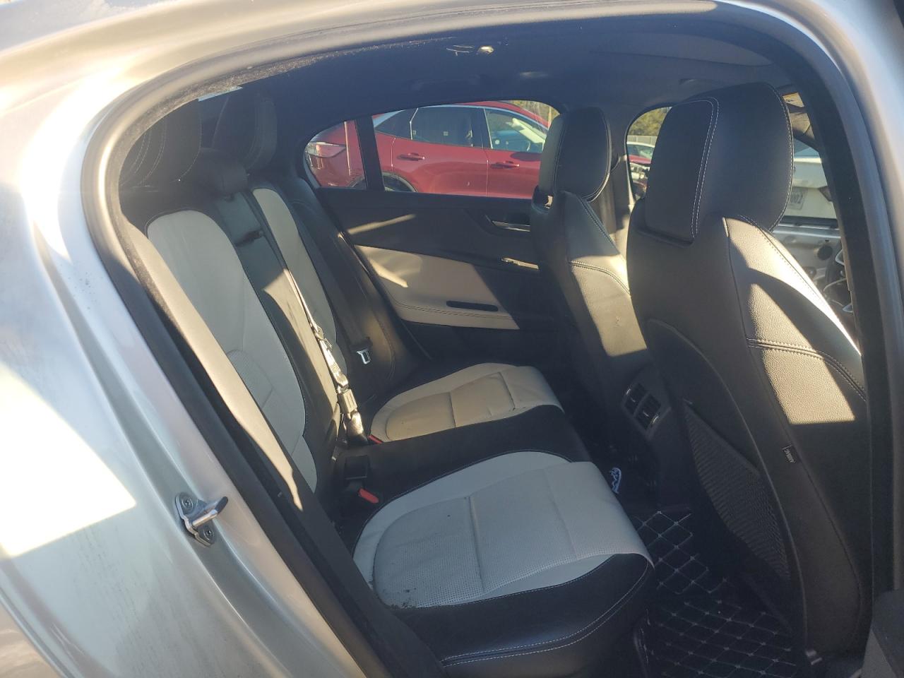 2017 Jaguar XE - Image 10