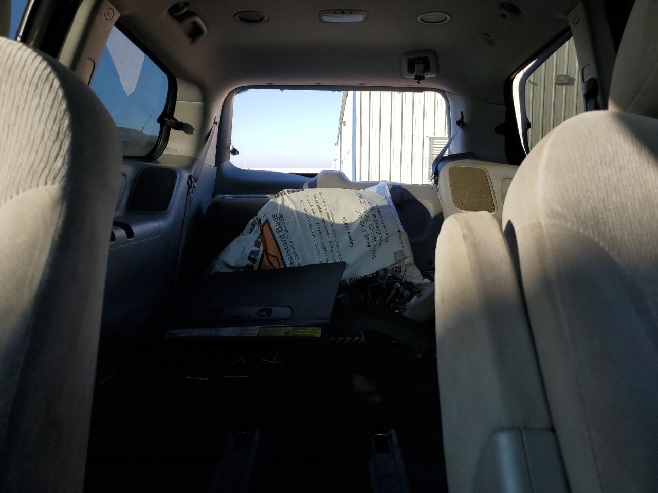 2010 Kia Sedona - Image 10