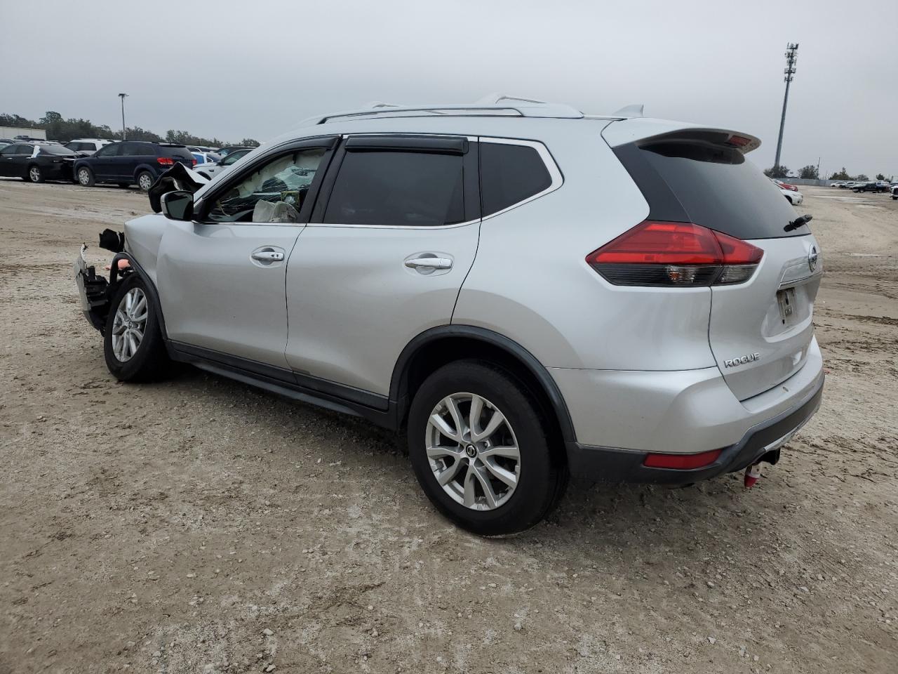2017 Nissan Rogue - Image 2